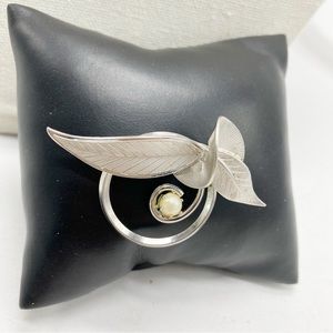 Vintage Abstract Swirl Leaf Silver Brooch spin with Pearl